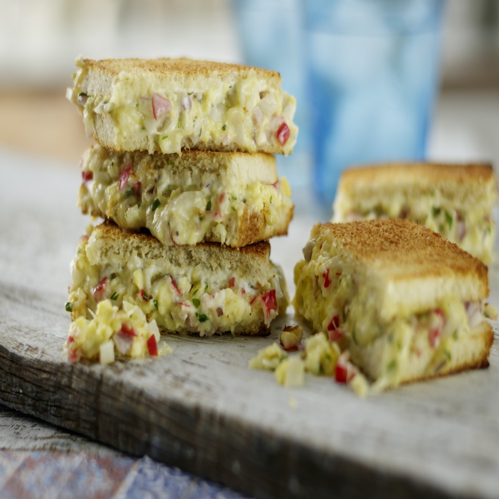 foto de Sandwich tostado de Kani Kama Ahumado y huevos revueltos 